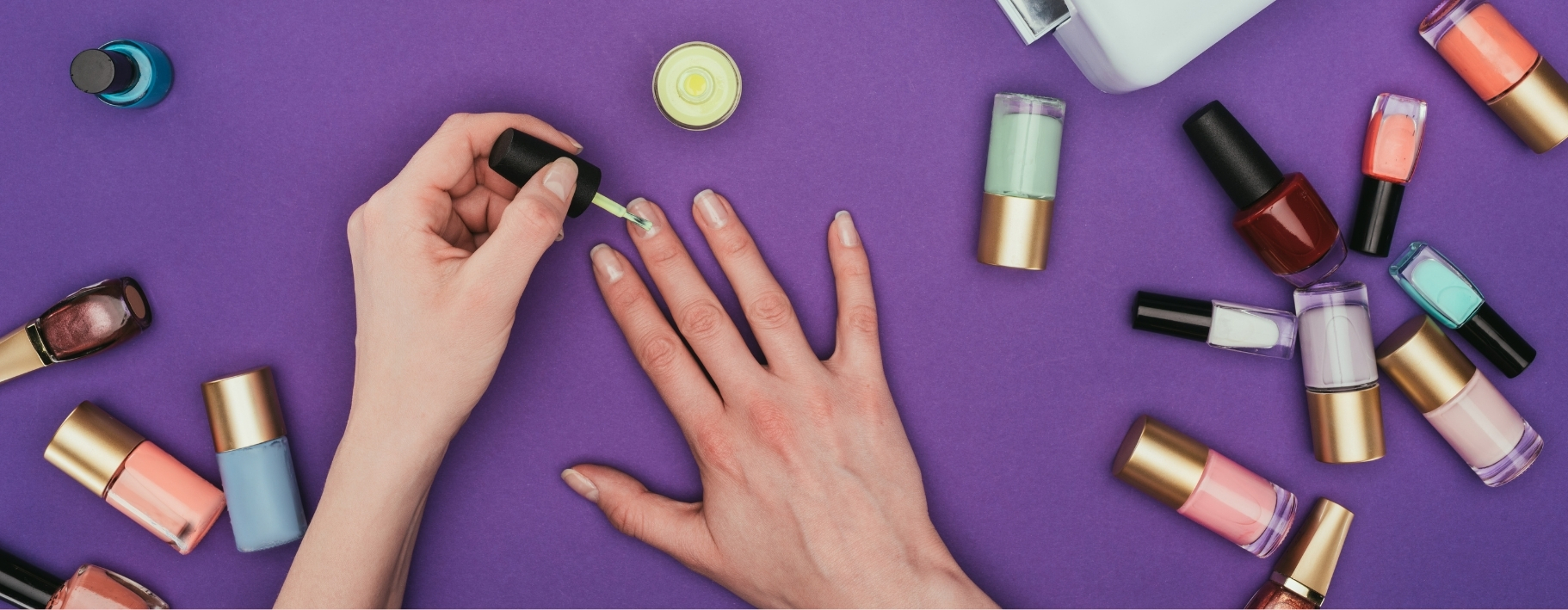 Ile schnie zwykły lakier do paznokci?